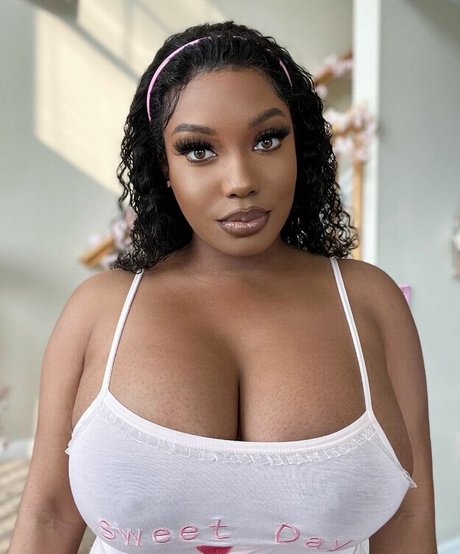 Chawanda Love naked pornstar galleries