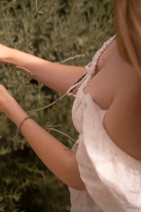 stunningemily thumbnail