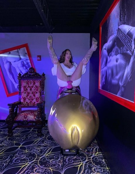 richelleryan art star pic