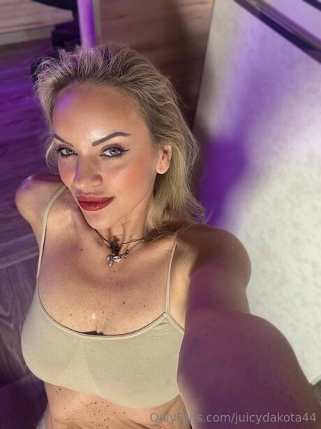 Juicydakota44 nude pornstar image