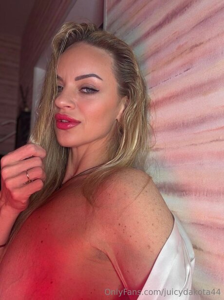 Juicydakota44 pornstar pretty img