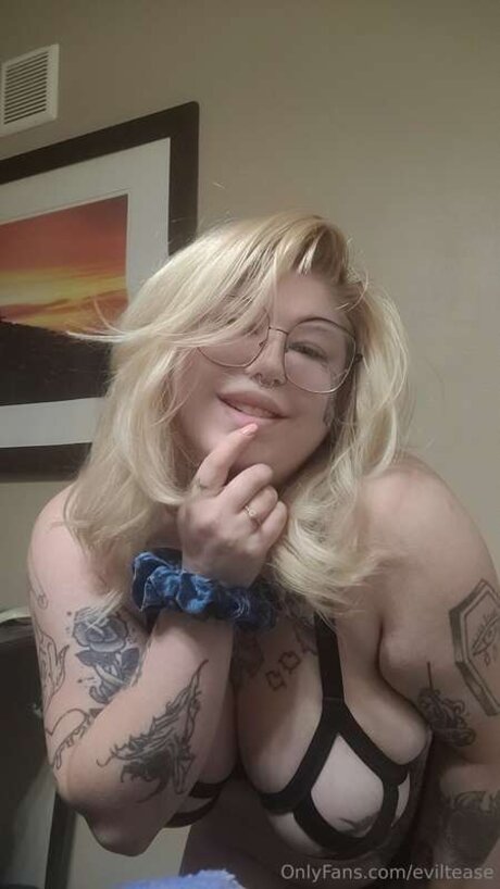 Eviltease pretty actress image