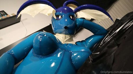 Kurolatex sexy model img