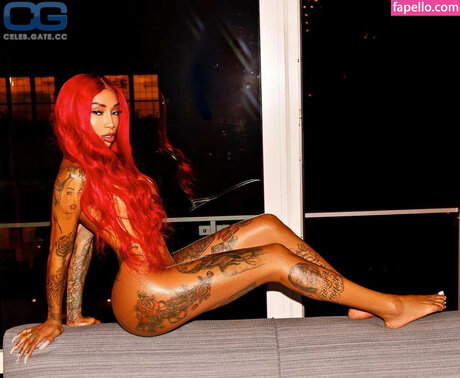 Sky Days nude model pic