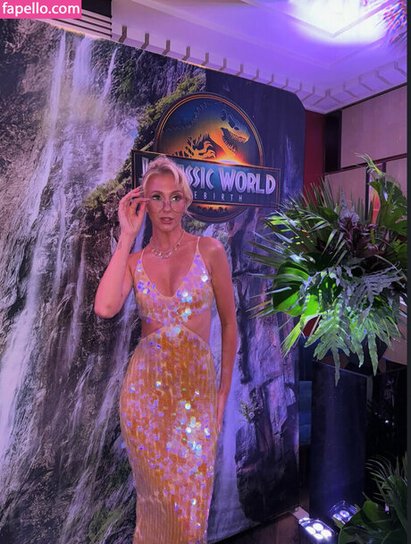 emwallbank model pretty photo