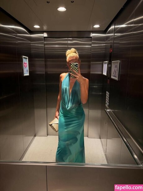 emwallbank star nude pictures