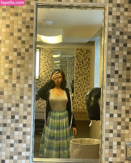 Anika Vishwanath star free images