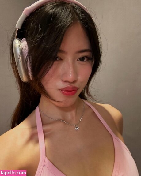 Celia Tran naked model img