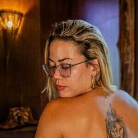 Hivia Silva Carneiro model high quality image