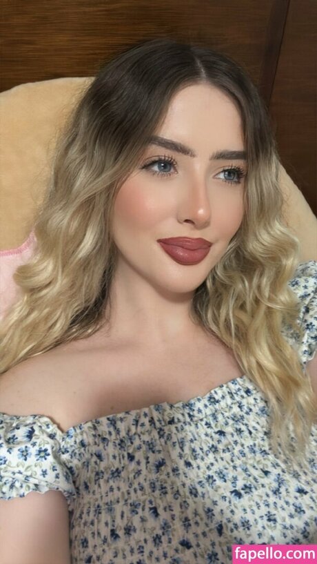 larusaxoxo model hd pictures