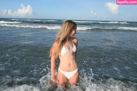 harlowellis model photo