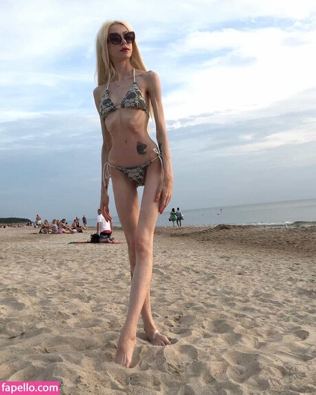 La Strawberry nudes actress img