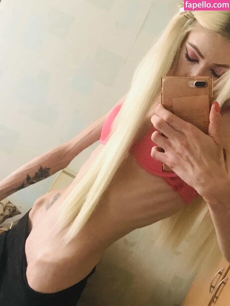 La Strawberry exclusive model photo