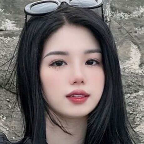 Tr H Ly sex model photo