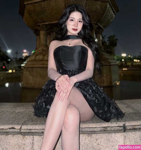 Tr H Ly exclusive actress pictures