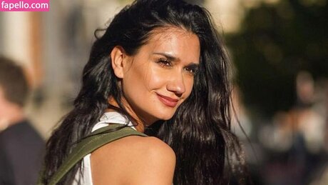 Momi Giardina model adult galleries