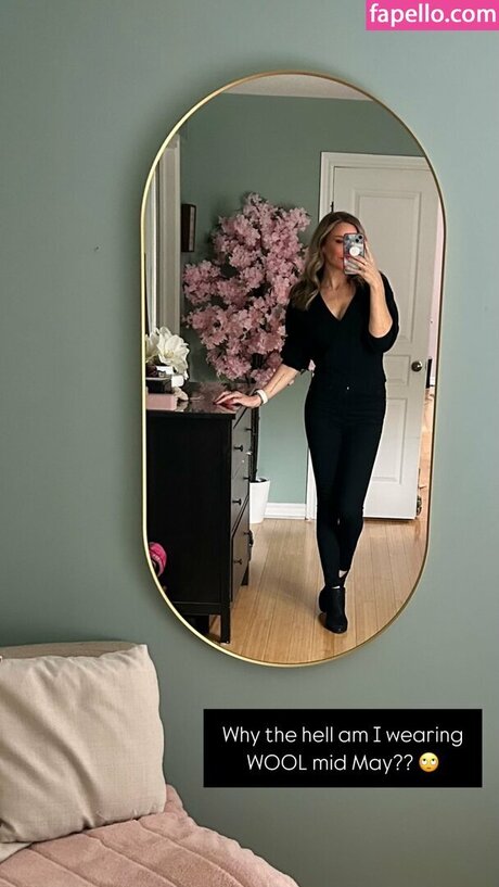 Karen Cliche star hot photo