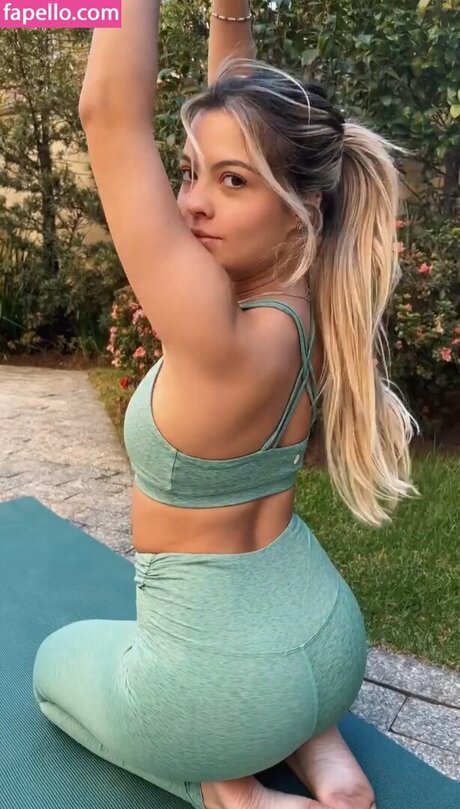 Julia Gomes nude model pic