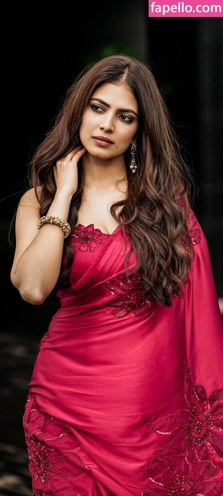 Malavika Mohanan sexy model pic