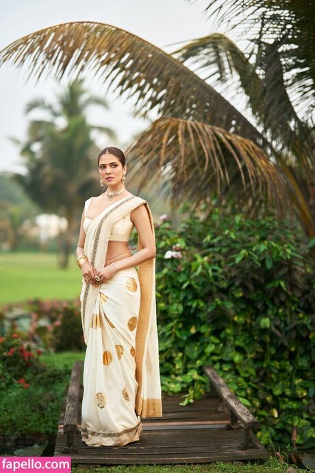 Malavika Mohanan star sexy archive