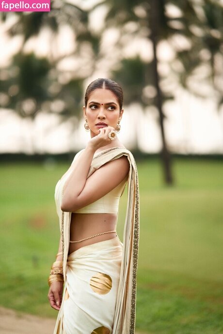 Malavika Mohanan perfect star pics