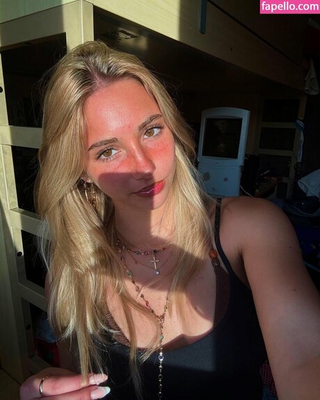 Iris Vallaranii exclusive model photos