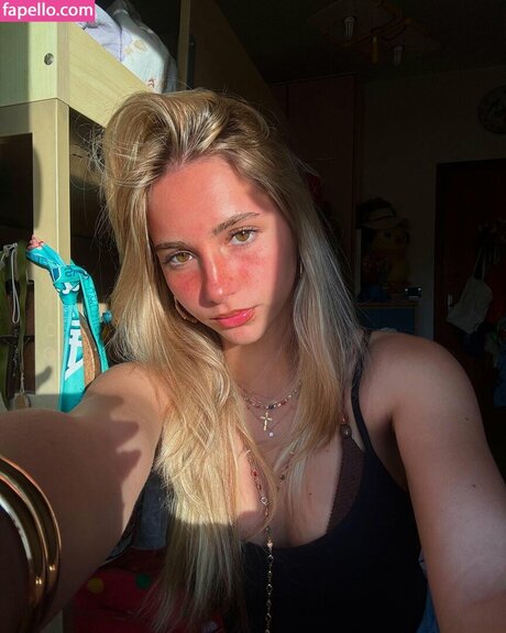 Iris Vallaranii model beautiful pictures