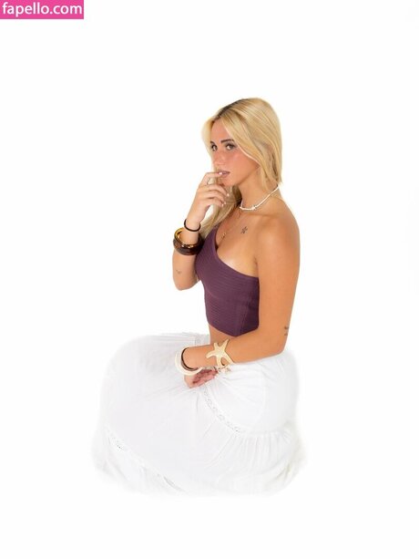 Iris Vallaranii naked star pictures