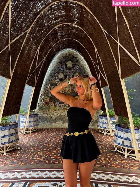 Iris Vallaranii nudes actress picture