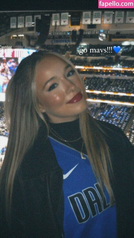 Lynzie Fulton model sexy pics