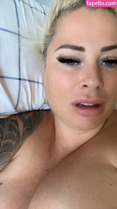 AmandaSchmanda art model pic