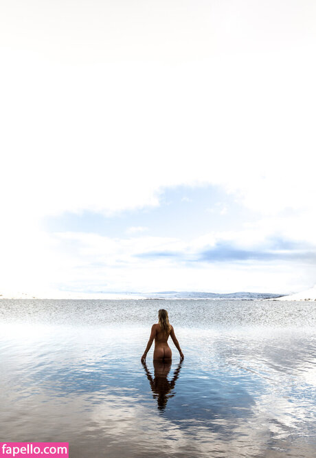 Laura Crane naked star pic