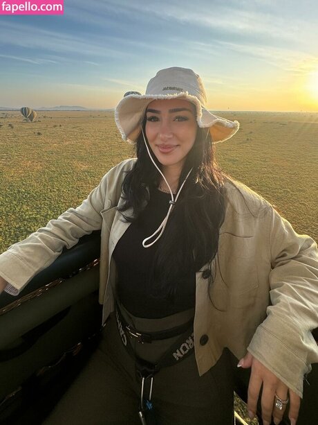 adolladola hot model images