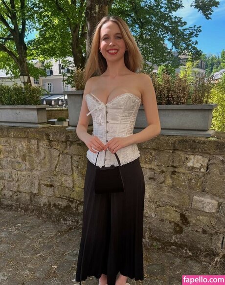 Serena Skybourne art star photos