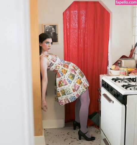 HeyMissTeacher model pornographic pics