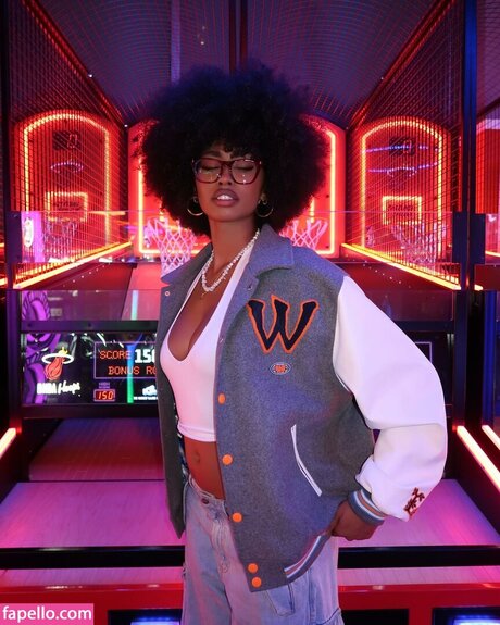 Jasmine Chola top model image