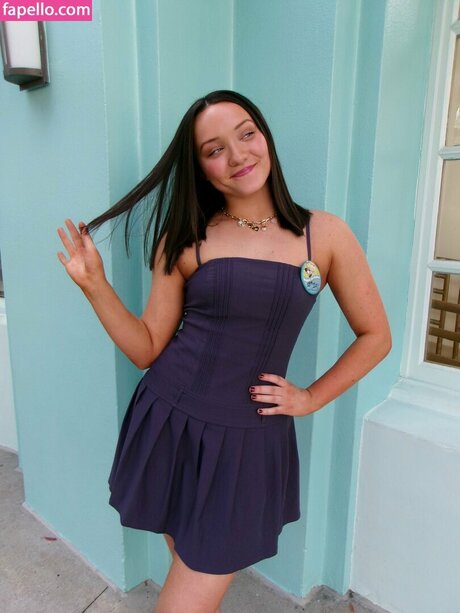 Izzy Moreno model top gallery