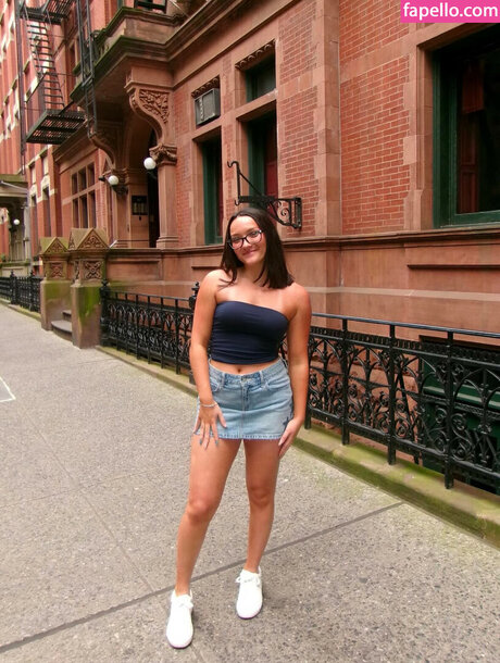 Izzy Moreno hot actress picture