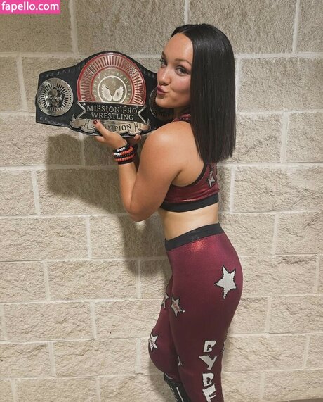 Izzy Moreno model naked pics