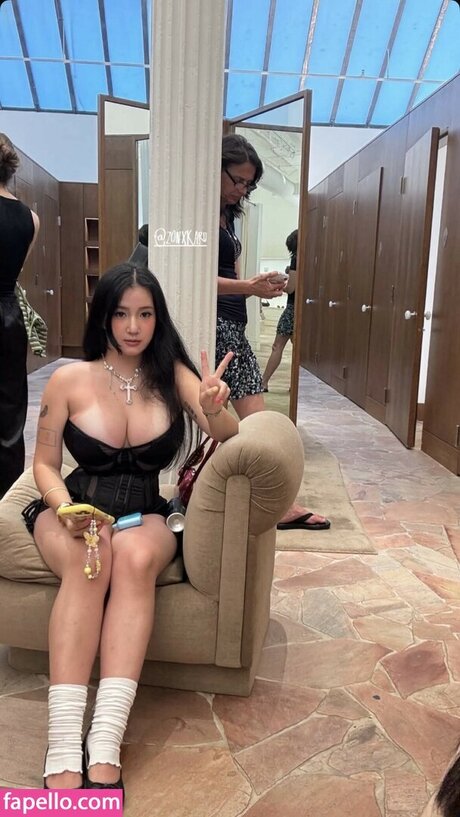 ZonxKaru model sexy picture