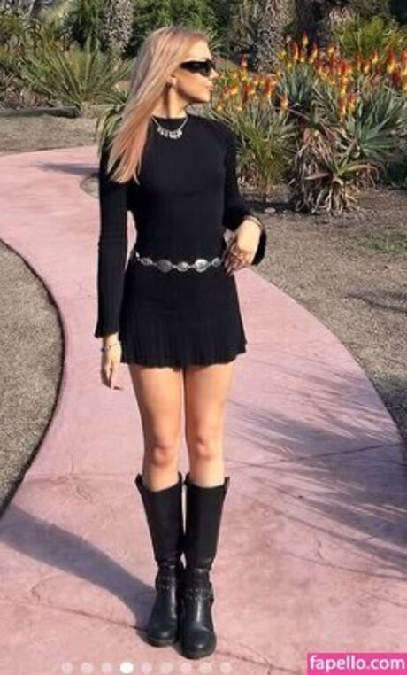 Mary Kate Willis model art photo