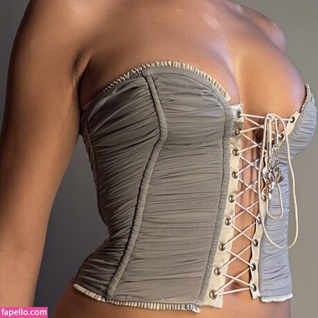 Alexis Carrington model beautiful img