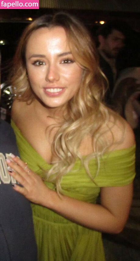 Lily Mo Sheen exclusive star pictures