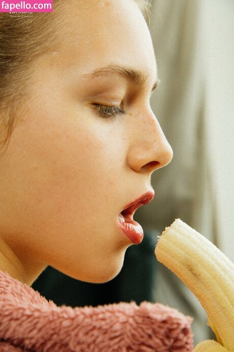 Alecia Fox star art archive