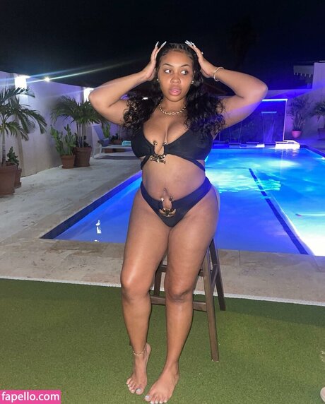 iamdesides star naked photo