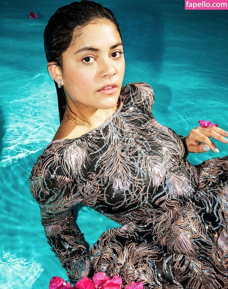 Blu Hunt beautiful model picture