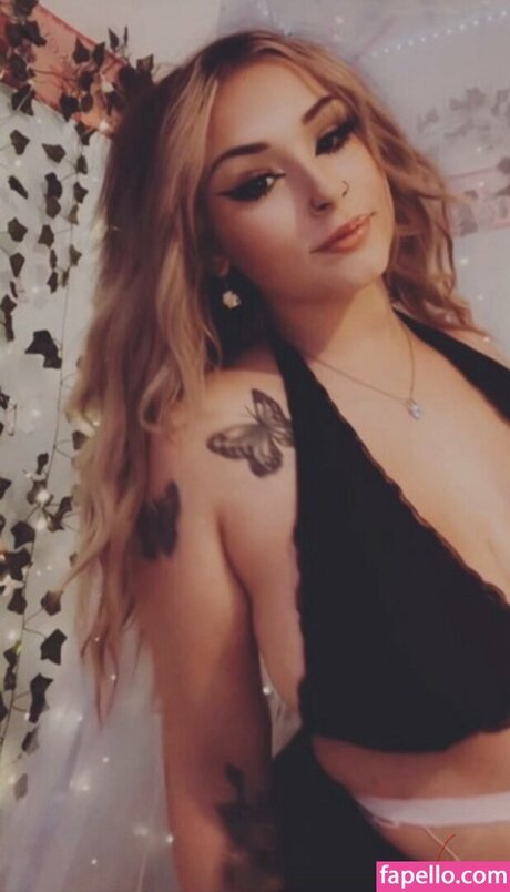 Lindseyunfamous nudes model photo