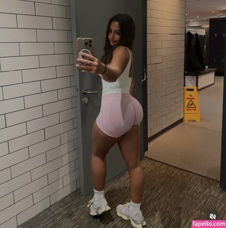 Zarah McAdam pretty model pics