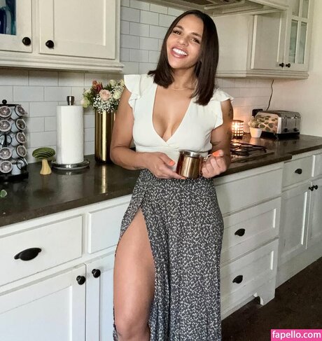 Amber Reacts nude model image