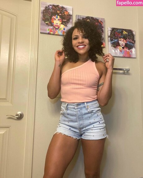 Amber Reacts star naked pic